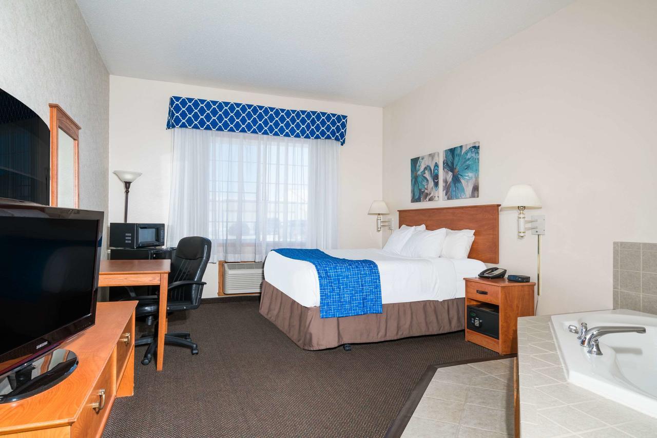 Travelodge & Suites By Wyndham Fargo/Moorhead Exteriör bild