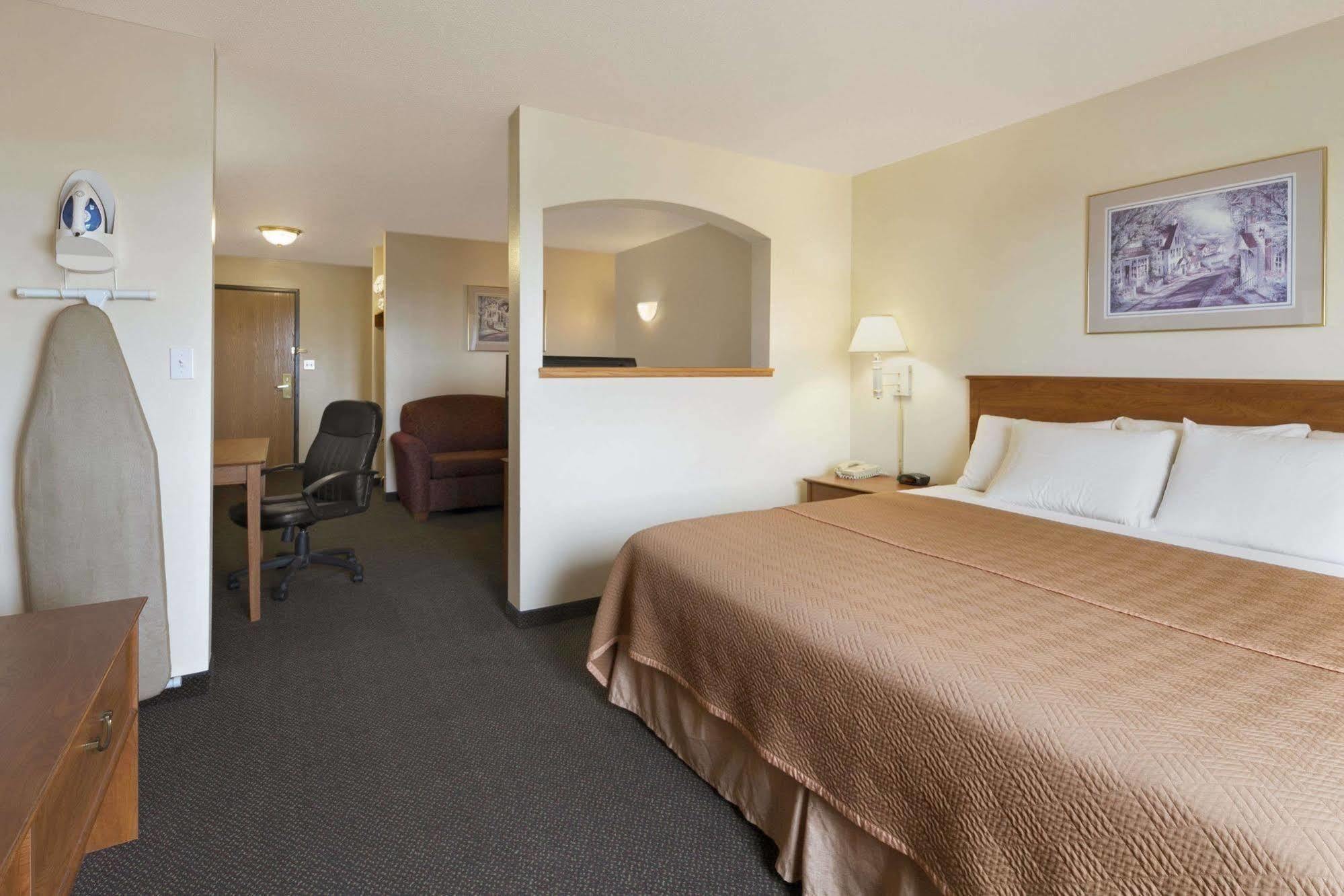 Travelodge & Suites By Wyndham Fargo/Moorhead Exteriör bild