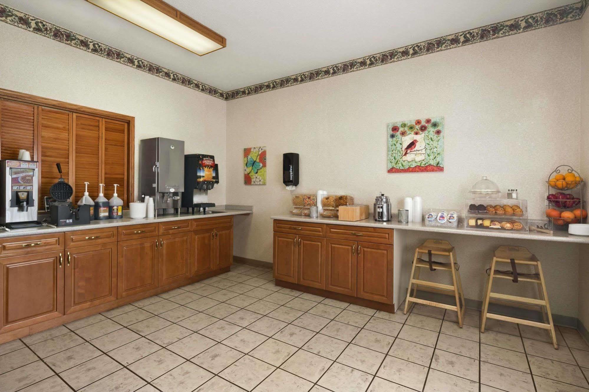 Travelodge & Suites By Wyndham Fargo/Moorhead Exteriör bild
